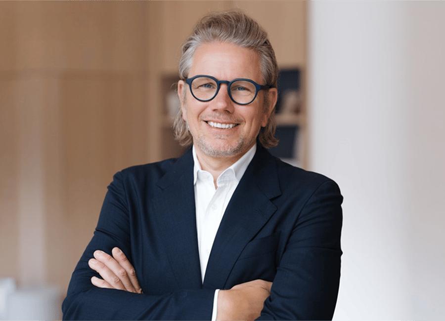 Porträt von Jan-Eike Ratjen, Immobilienexperte bei enomyc, im Interview zur Nachfinanzierung von Bauprojekten