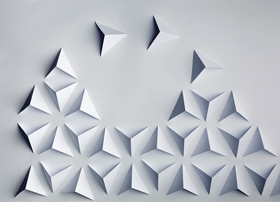 Abstrakte dreidimensionale Dreiecksformen, die sich zu einer aufsteigenden Struktur anordnen – Symbol für Transformation und Konsolidierung im Markt.